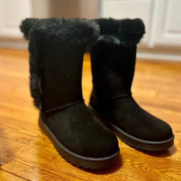 Women's Black Fur-Lined Boots Cozy with Cute Buttons - Picture 5 of 7